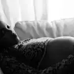 Dil qeyri-müəyyənliyi: Uşaqlar və böyüklər kontekst əvəzliklərini fərqli şəkildə necə şərh edirlər