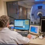 Kvant fotonik çip işıq yayan molekulları tək rejimli dalğa ötürücüləri ilə birləşdirir