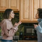 Fərqlərlə birlikdə yaşamaq: Riyazi model konsensusa məcbur etmədən sosial sürtünməni necə azaltmağı göstərir