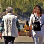 E. coli maye axınından və kanal formasından istifadə edərək axına qarşı necə üzür və infeksiyalara səbəb olur