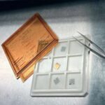 Tədqiqatlar göstərir ki, su molekulları kiral katalizator strukturunu aktiv şəkildə dəyişdirir