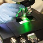 Perovskit günəş batareyalarını ətraf mühitin təsirlərindən işıq dəyişdirilə bilən molekullarla qorumaq