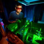 Elektrik sahəsi istilik ötürülməsini asanlaşdırmaq üçün titrəmələri tənzimləyir